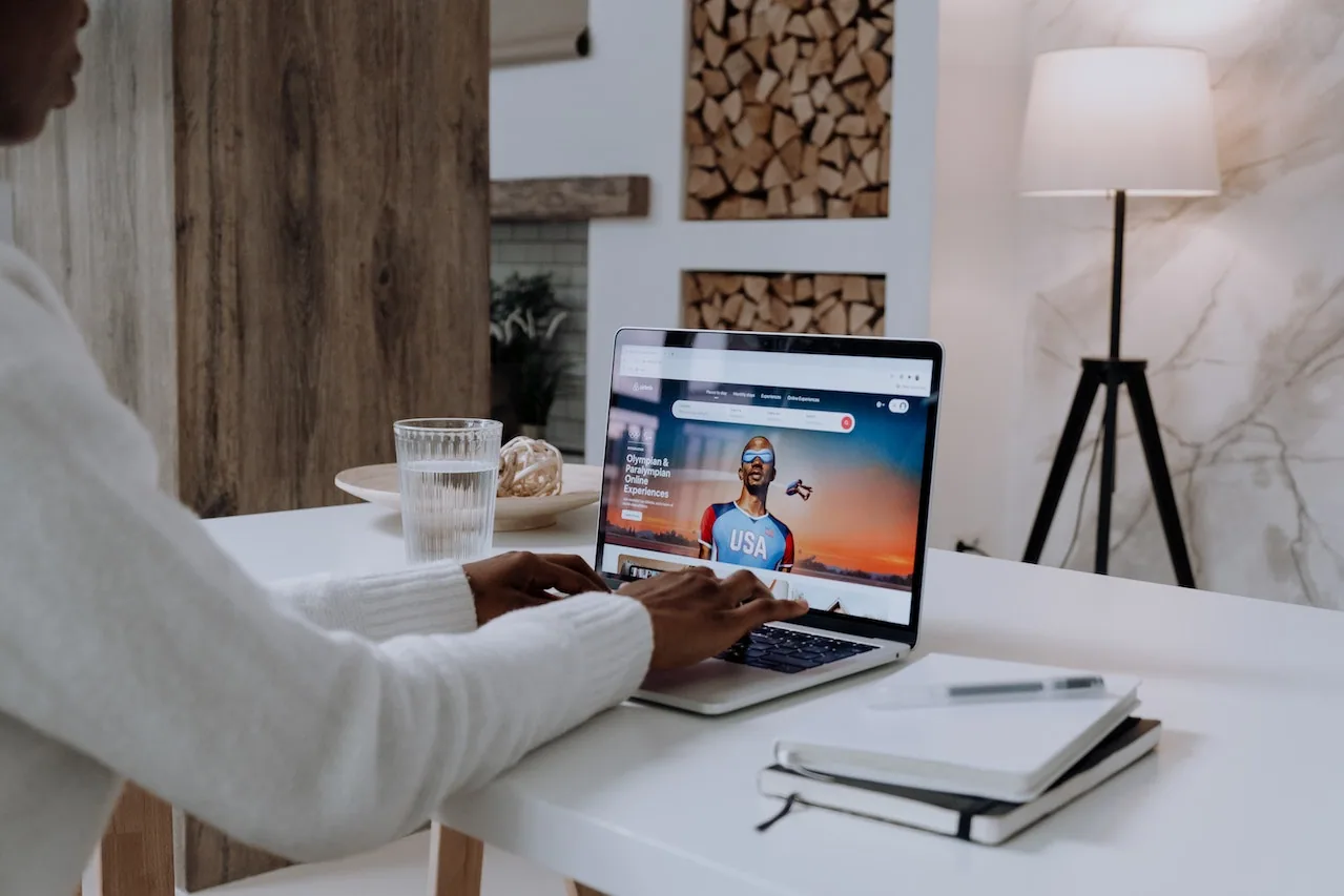 Immagine che ritrae un Host intento ad affittare casa su airbnb