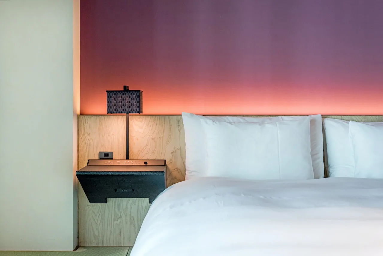 Immagine ritrae la camera da letto di un Airbnb di successo con luci cromatiche per far capire ai proprietari di un immobile che vogliono affittare la propria casa su airbnb