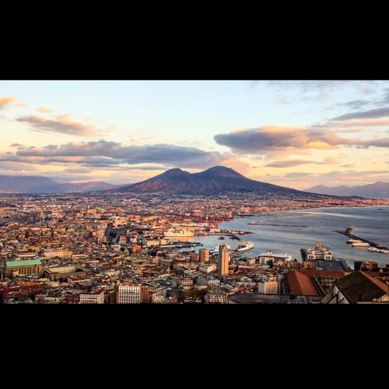 Napoli al tramonto con il Vesuvio sullo sfondo