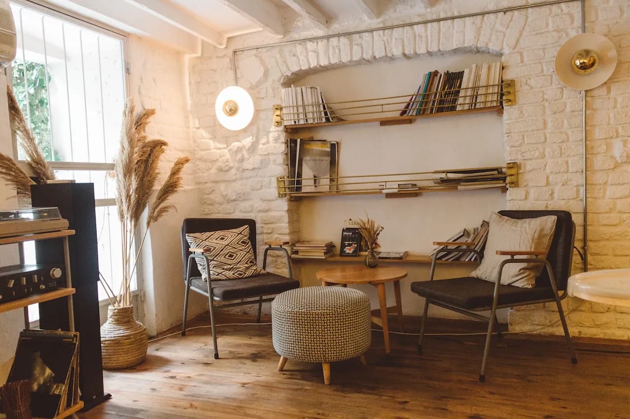 Salotto accogliente con mattoni a vista di un alloggio perfetto per attrarre ospiti su Airbnb