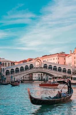 Il Ponte di Rialto a Venezia con le gondole sul Canal Grande