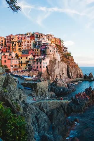 Le case colorate di Manarola, alle Cinque Terre, affacciate sul mare