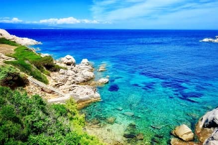 Cala dal mare turchese e rocce chiare sulla costa sarda