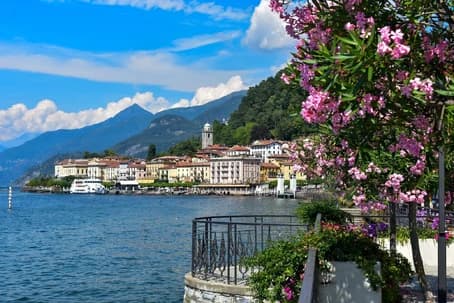 Un borgo affacciato sul Lago di Como con gli oleandri in fiore