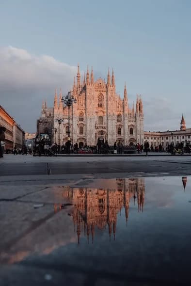 Il Duomo di Milano riflesso sulla piazza bagnata